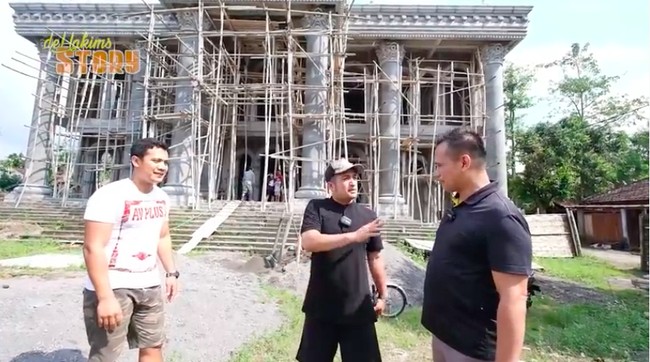 Selain mushala, pemilik rumah juga sedang membangun sebuah masjid di dekat rumah. Konsep arsitekturnya pun sama, bergaya Eropa klasik. (Foto: YouTube/deHakims Story)