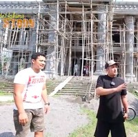 Selain mushala, pemilik rumah juga sedang membangun sebuah masjid di dekat rumah. Konsep arsitekturnya pun sama, bergaya Eropa klasik. (Foto: YouTube/deHakims Story)