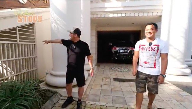 Menariknya, nuansa pedesaan masih terasa di rumah mewah ini. Terdengar suara ayam berkokok yang rupanya berasal dari kandang ayam di bawah tangga utama depan rumah. (Foto: YouTube/deHakims Story)