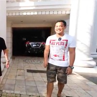 Menariknya, nuansa pedesaan masih terasa di rumah mewah ini. Terdengar suara ayam berkokok yang rupanya berasal dari kandang ayam di bawah tangga utama depan rumah. (Foto: YouTube/deHakims Story)