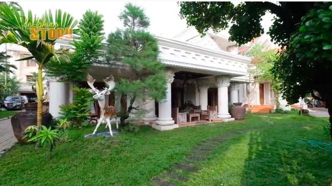 Rumah tersebut terdiri dari beberapa bangunan yang dilengkapi taman nan asri. (Foto: YouTube/deHakims Story)