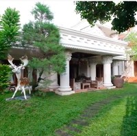 Rumah tersebut terdiri dari beberapa bangunan yang dilengkapi taman nan asri. (Foto: YouTube/deHakims Story)