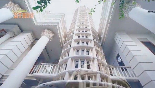 Rumah ini memiliki sebuah menara yang ternyata di bawahnya adalah sebuah mushala. Filosofinya, kita salat dengan dahi yang menempel ke lantai demi mencapai Yang Maha Tinggi, kata Pak Tri, sang pemilik rumah. (Foto: YouTube/deHakims Story)