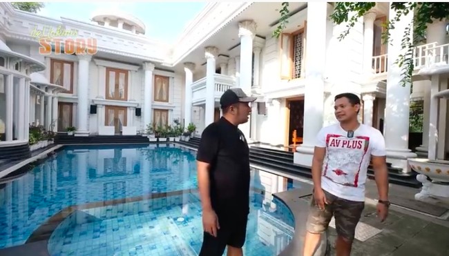 Beginilah penampakan kolam renang di rumah tersebut. Sang pemilik mengatakan, kolam tersebut merupakan tempat favorit keluarga dan tetangga untuk bermain. (Foto: YouTube/deHakims Story)