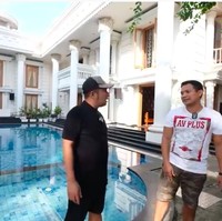 Beginilah penampakan kolam renang di rumah tersebut. Sang pemilik mengatakan, kolam tersebut merupakan tempat favorit keluarga dan tetangga untuk bermain. (Foto: YouTube/deHakims Story)