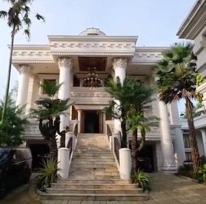 9 Potret Rumah Crazy Rich Trenggalek, Ada Masjid Bergaya Eropa 9 Potret Rumah Crazy Rich Trenggalek, Ada Masjid Bergaya Eropa