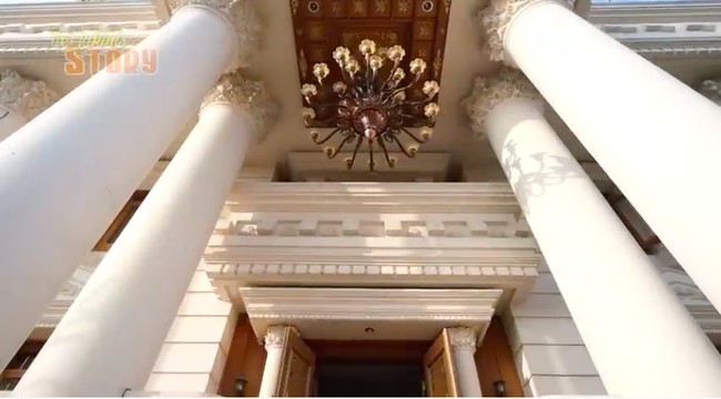 Bapak yang bangun rumah ini. Konsepnya bergaya Eropa, kata pria bernama Ade saat ditanya Irfan soal inspirasi rumahnya. Bak istana di Eropa, rumah ini hadir dengan pilar-pilar megah dan lampu gantung di teras. (Foto: YouTube/deHakims Story)