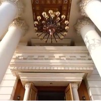 Bapak yang bangun rumah ini. Konsepnya bergaya Eropa, kata pria bernama Ade saat ditanya Irfan soal inspirasi rumahnya. Bak istana di Eropa, rumah ini hadir dengan pilar-pilar megah dan lampu gantung di teras. (Foto: YouTube/deHakims Story)