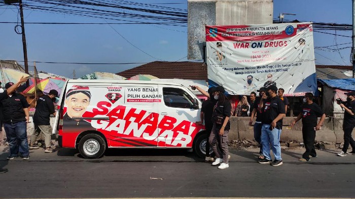 Sahabat Ganjar bagi bantuan di Jakarta dan Yogyakarta