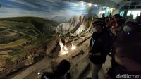 Setibanya di Museum Sangiran, Sandiaga langsung memesan tiket di loket pintu masuk museum. Tak tanggung-tanggung, Sandiaga memborong 500 lembar tiket seharga total 4 juta rupiah. (Andika Tarmy/detikTravel)