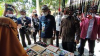 Saat di Punden Tingkir, Sandiaga sempat meninjau pasar rakyat yang menjual berbagai potensi lokal. Dia melihat banyaknya potensi UMKM yang tumbuh di Desa Wisata Sangiran. Di meminta hal tersebut tetap dijaga demi menjaga kewirausahaan dan menciptakan lapangan kerja seluas-luasnya di desa tersebut. (Andika Tarmy/detikTravel)