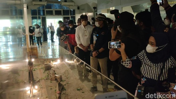 Sangiran adalah rumah bagi fosil manusia purba. Sebelum ke Punden Tingkir, Sandiaga menyempatkan untuk melihat-lihat Museum Purbakala Sangiran. Museum ini terletak di Desa Krikilan, Kecamatan Kalijambe, Sragen. (Andika Tarmy/detikTravel) Sangiran adalah rumah bagi fosil manusia purba. Sebelum ke Punden Tingkir, Sandiaga menyempatkan untuk melihat-lihat Museum Purbakala Sangiran. Museum ini terletak di Desa Krikilan, Kecamatan Kalijambe, Sragen. (Andika Tarmy/detikTravel)