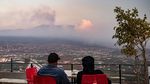Santainya Warga Spanyol Amati Gunung Meletus