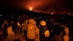 Santainya Warga Spanyol Amati Gunung Meletus