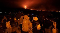 Letusan gunung berapi tersebut memaksa menutup bandara karena abu vulkanik.  
