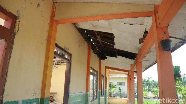SDN 3 Undaan Kidul Kudus rusak parah. Atap di ruang kelas bahkan ambrol sehingga para siswa yang sekolah tatap muka terpaksa belajar di ruangan yang disekat.