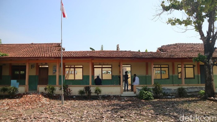 SDN 3 Undaan Kidul Kudus rusak parah. Atap di ruang kelas bahkan ambrol sehingga para siswa yang sekolah tatap muka terpaksa belajar di ruangan yang disekat.