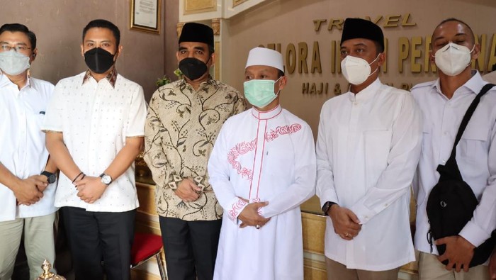 Sekjen Partai Gerindra Ahmad Muzani dan rombongan bersilaturahmi dengan Ustaz Dasad Latif di Makassar. (Dok. Gerindra).