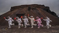 Sejumlah orang dengan kostum astronot menikmati liburan di area kompleks gunung berapi China di Ulan Hada Volcano Geopark.  