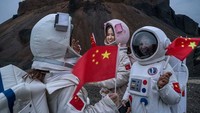 Pengunjung yang mengenakan kostum astronaut ini mengunjungi Volcano No. 6 dari kawasan Ulan Hada Volcano Geopark dekat Ulanqab.  