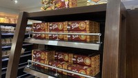 Saat awal pandemi COVID-19 masuk ke Indonesia, pusat oleh-oleh Krisna juga sempat tutup selama beberapa bulan mengikuti aturan pemerintah. Begitupun saat ada aturan PPKM di awal gelombang 2 pandemi COVID-19.  Foto: Riska Fitria/DetikFood