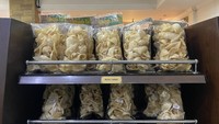 Menurut karyawan tersebut hal kosongnya stok jajanan sebagai camilan dikarenakan sepinya wisatawan di Buleleng, Bali. Sementara tanggal expired untuk makanan-makanan di sana cepat. Foto: Riska Fitria/DetikFood