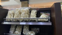 Itu pun stoknya tidak banyak, hanya ada pie susu, kacang dan keripik yang mengisi sebagian rak-rak di bagian depan. Sementara rak bagian belakang kosong. Foto: Riska Fitria/DetikFood