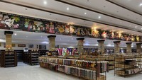Namun sayang, outlet Krisna yang berada di kawasan Singaraja khusus oleh-oleh jajanan tidak memiliki stok banyak. Saat kami menyambangi outletnya dalam rangkaian Ekspidisi 3.000 km bersama Wuling (9/10), rak-rak jajanan tersebut banyak yang kosong.Foto: Riska Fitria/DetikFood