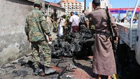 Perdana Menteri Maeen Abdulmalek Saeed telah menyerukan penyelidikan atas serangan teroris dan pengecut yang terjadi pada hari Minggu itu.