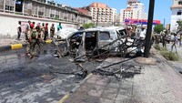 Bom mobil itu meledak saat konvoi Gubernur Ahmed Lamlas lewat.