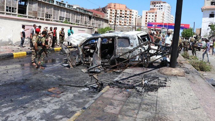 Serangan Bom Mobil di Yaman Sebuah bom mobil yang menargetkan konvoi Gubernur meledak di kota pelabuhan selatan, Aden, Yaman. Sumber keamanan mengatakan sebanyak 6 orang dilaporkan tewas.