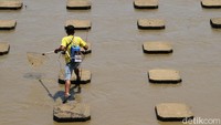 Tampak para pencari ikan menggunakan berbagai cara untuk menangkap ikan. Ada yang membawa pancing, jaring hingga setrum ikan.