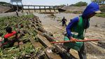 Serunya Warga Sukoharjo Berburu Ikan di Bendungan Colo