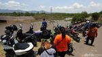 Serunya Warga Sukoharjo Berburu Ikan di Bendungan Colo