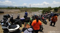 Pencari ikan dari Sukoharjo, Wagiman, mengatakan setiap tahun datang ke Dam Colo yang sedang ditutup. Dia mengaku hanya sekadar ingin mencari ikan.