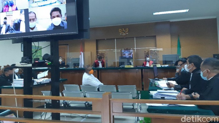 Ade Ariyanto saat memberi kesaksian di kasus korupsi hibah ponpes Banten.