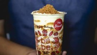 Boba dengan ragam topping dan rasa bisa kamu nikmati di Bube. Gerainya ada di Jakarta, Depok, Tangerang, Cibubur, sampai Purwakarta. Menu terbaru mereka ada Caramel Biscoff Boba seharga Rp 28 ribu. Kalau mau yang klasik, ada Fresh Milk Boba seharga Rp 20 ribuan. Foto: bube.indonesia