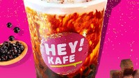 Boba murah dan enak selanjutnya bisa dicicipi di Hey Kafe yang punya lebih dari 50 gerai di Jabodetabek. Brown Sugar Milk Tea dijual sekitar Rp 20 ribuan. Pilihan lainnya ada Brulee Cheese Brown Sugar Milk Tea seharga Rp 23 ribu. Foto: heykafe.id