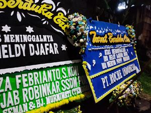 Karangan Bunga Berjejer di Rumduk Mendiang Istri Terakhir Soekarno
