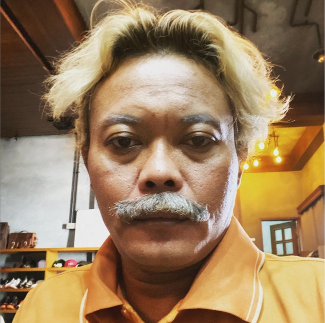 Sule sempat terlihat beberapa kali mengubah gaya rambutnya. Seperti dalam foto ini, Sule sempat menggunakan poni belah tengah. Warna rambut pirangnya yang nyentrik menjadi ciri khas tersendiri dari Sule. Foto: Instagram/@ferdinan_sule