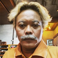 Sule sempat terlihat beberapa kali mengubah gaya rambutnya. Seperti dalam foto ini, Sule sempat menggunakan poni belah tengah. Warna rambut pirangnya yang nyentrik menjadi ciri khas tersendiri dari Sule. Foto: Instagram/@ferdinan_sule