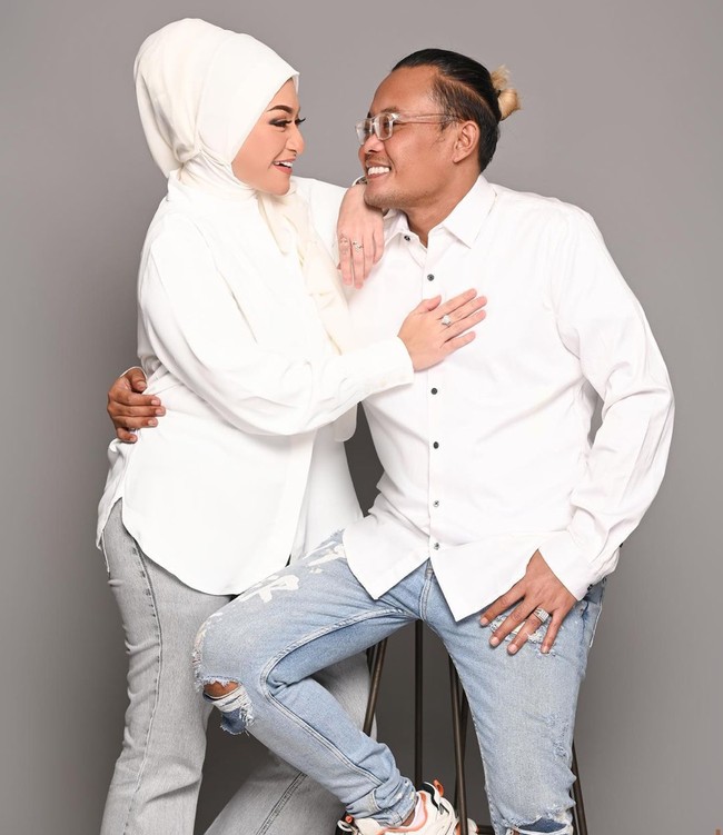 Biasanya Sule kerap kali mencepol rambut panjangnya agar terlihat lebih rapih. Seperti penampilannya dalam foto bersama sang istri, Natalie Holscher yang satu ini. Foto: Instagram/@ferdinan_sule