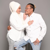 Biasanya Sule kerap kali mencepol rambut panjangnya agar terlihat lebih rapih. Seperti penampilannya dalam foto bersama sang istri, Natalie Holscher yang satu ini. Foto: Instagram/@ferdinan_sule