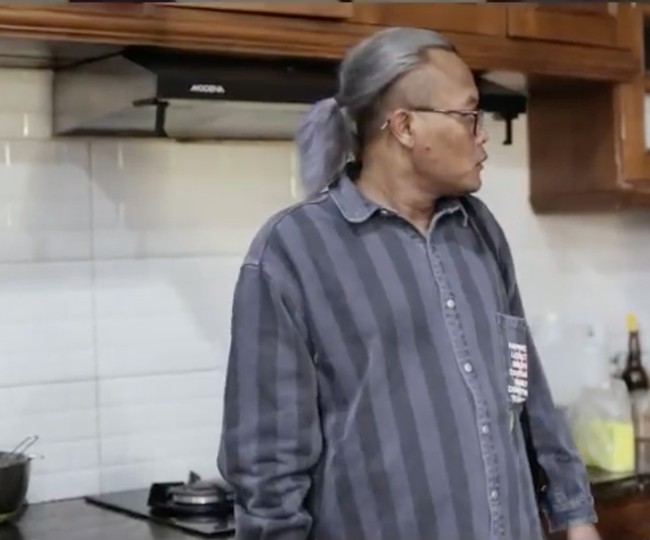 Tak selalu kuning, Sule juga pernah mengubah warna rambutnya menjadi abu-abu. Namun sepertinya warna tersebut tidak bertahan lama karena Sule selalu kembali dengan warna rambut kuningnya yang ikonik. Foto: Instagram/@ferdinan_sule