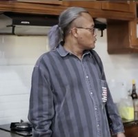 Tak selalu kuning, Sule juga pernah mengubah warna rambutnya menjadi abu-abu. Namun sepertinya warna tersebut tidak bertahan lama karena Sule selalu kembali dengan warna rambut kuningnya yang ikonik. Foto: Instagram/@ferdinan_sule