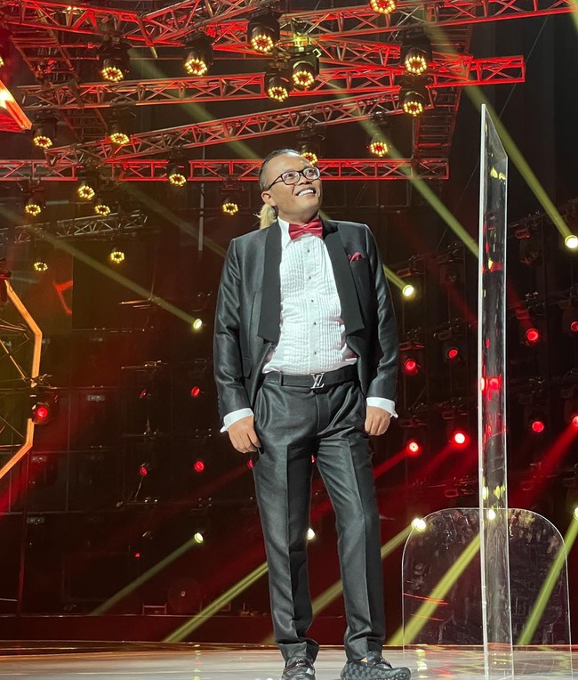 Kerap tampil dengan rambut gondrongnya yang diwarnai, kali ini Sule mengaku sudah bosan dan memutuskan untuk mengubah gaya rambutnya. Penampilan baru Sule itu yang kemudian banyak mendapat pujian dari netizen. Foto: Instagram/@ferdinan_sule