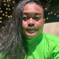 Komedian Sule memang terkenal dengan gaya rambut gondrongnya. Tak hanya itu saja, warna rambut pirangnya juga menjadi ciri khas dari Sule. Namun sebenarnya Sule sendiri memiliki warna rambut asli berwarna hitam. Foto: Instagram/@ferdinan_sule