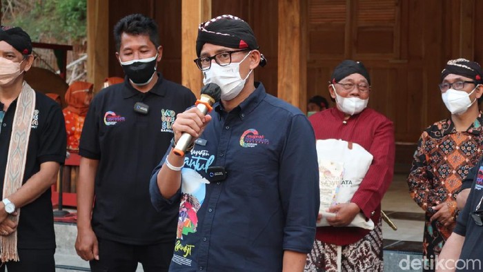 Masalah jaringan provider di kawasan Desa Wisata Nglanggeran, Kabupaten Gunungkidul berpengaruh terhadap penggunaan aplikasi PeduliLindungi. Karena itu, Menparekraf Sandiaga Salahuddin Uno memastikan masalah itu segera teratasi.