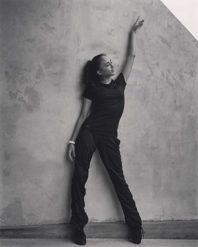 Dilansir Antara, Sutjiati sudah banyak menorehkan prestasi dalam cabang olahraga senam ritmik di Amerika Serikat. Meski punya pengalaman internasional, remaja ini tetap merasa gugup ketika harus bertanding dalam skala nasional.  Foto: Instagram @sutji.ritma