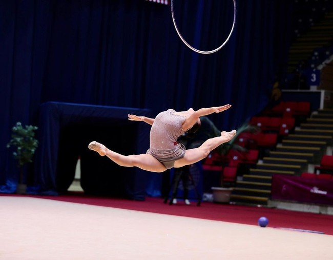 Untuk meningkatkan kepercayaan dirinya, ia pun meminta tim Lampung untuk menambahkan kesan etnik dalam laganya minggu lalu. Karenanya, Sutjiati tampil dengan lantunan Bengawan Solo sebagai lagu utama. Foto: Instagram @sutji.ritma
